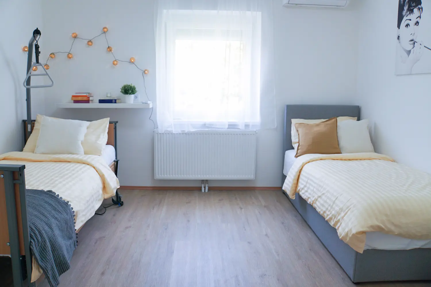 Schlafzimmer mit zwei Betten
