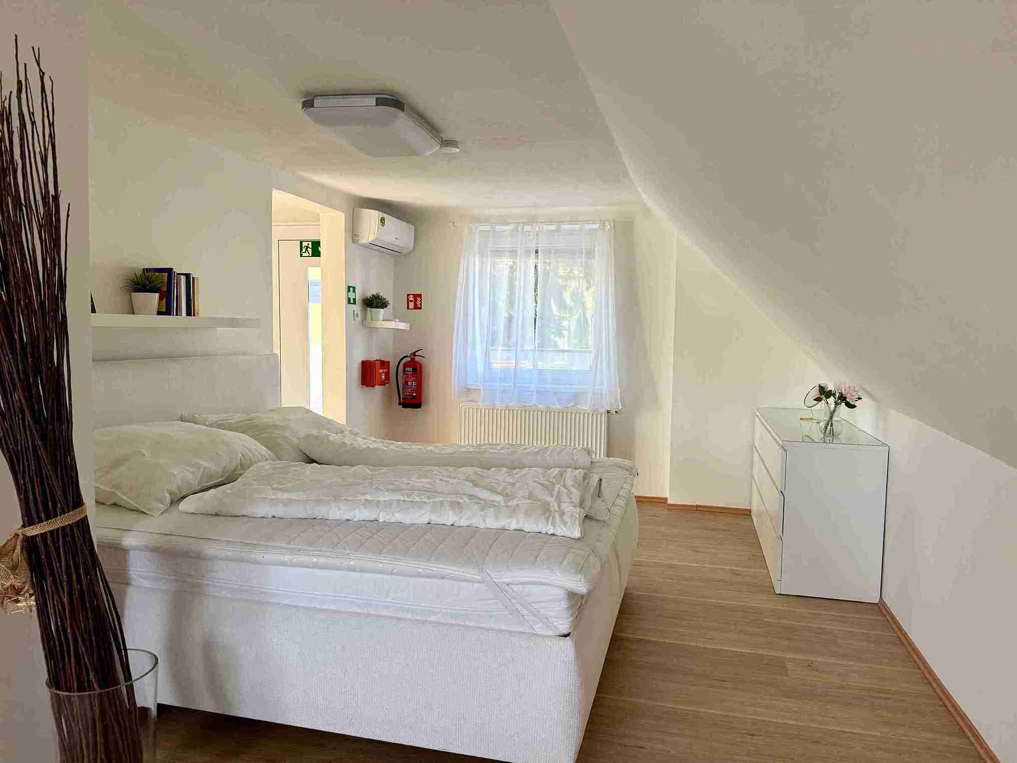 Familienapartment in Graz - Schlafzimmer mit Doppelbett